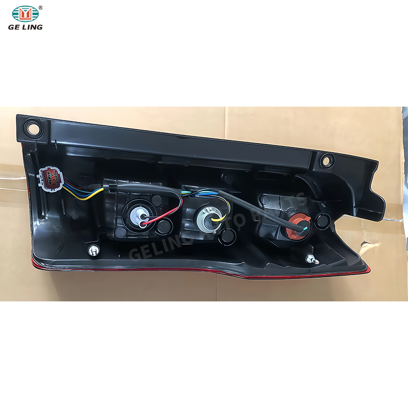 مصباح الذيل لنيسان كارافان Urvan NV350 E26 2014
