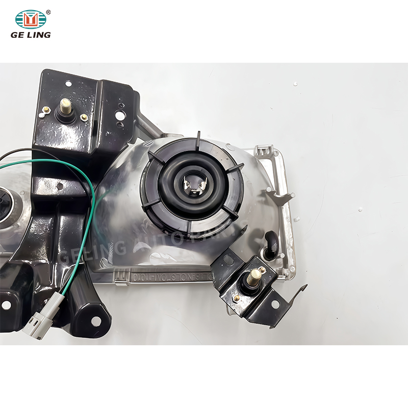 GELING Headlight Head Lamp for Nissan Ud CWB4B 1800 2000 2300 2600